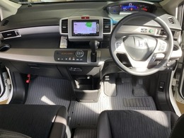 車内は光触媒抗菌消臭施工済です。インパネ周りはスタイリッシュなデザインで機能や装備も充実しています。グローブボックスやカップホルダーのほかにトレーなどたくさんの収納スペースが付いています。