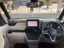 インパネシフトですので、運転席足元もゆったり、広々快適です♪助手席へのウォークスルーも楽々可能！