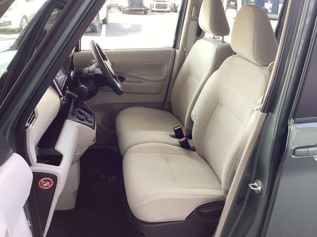 フロントベンチシートだから運転席足元もゆったり、広々快適です♪助手席へのウォークスルーも楽々可能！