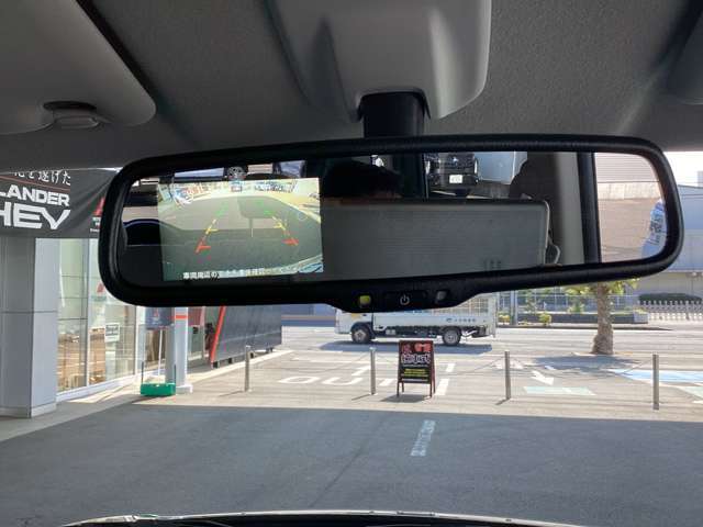 バックモニターも搭載！室内からも充分後方の視界を確保できますね。