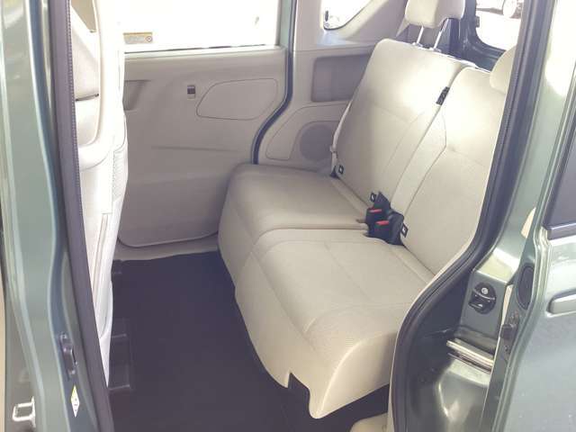 リヤシートを前に動かせば、ラゲッジルームが広がります！乗車人数や荷物の量に応じてアレンジ可能！