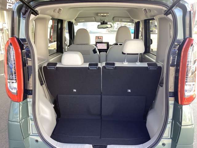 リヤシートを分割して倒せますので、工夫次第で色々な荷物が積めます。