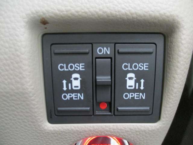両側電動スライドドアです。お買い物などで両手がふさがっていても、電動ドアであればキーのボタン一つで簡単に開閉できます！
