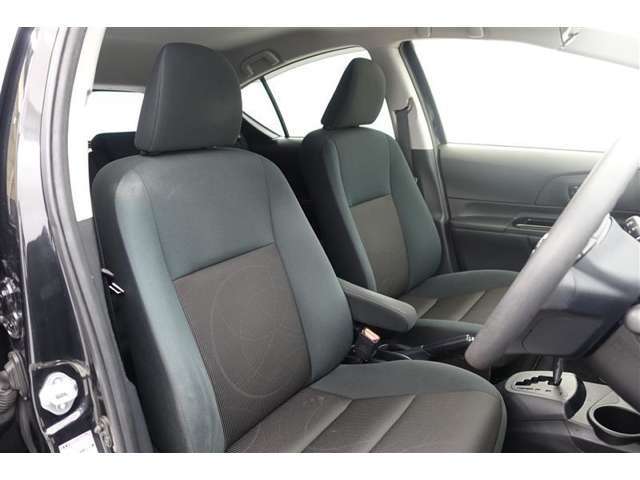 しっかりとしていて上質な座り心地のシートです。　座り心地も良くて長時間の運転も快適ですよ。　肌触りの良いシートが評判です。