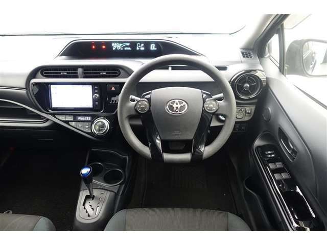 スタイリッシュなインパネ周りです！運転の際、常に目にする部分は、シックにまとめた飽きの来ないデザインが人気です！