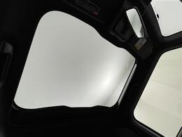 【スカイフィールトップ】前席の頭上に大きく広がるガラスルーフです！今までは見ることができなかったような景色を映し出します。