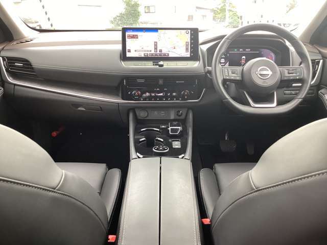 インパネ全体は写真の通りです！広々の運転席！運転席周りのボタンも操作しやすいです！写真で見切れている部分で見たい箇所があればお気軽にお問い合わせください！！