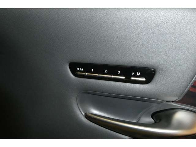 運転の操作性、快適性、など全ては、シートポジションから始まります。シートメモリーは、重要な機能です。
