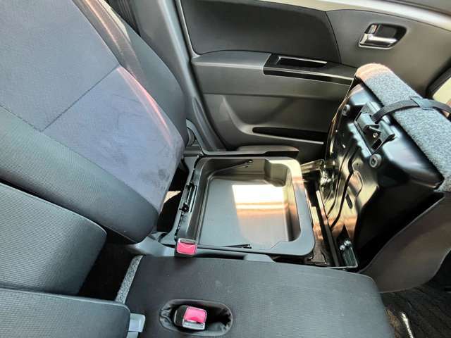 助手席シート座面下にはシートアンダーボックス、小物入れが装備されております。