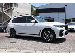 展示車両全車、BMW特有のメッキモールのくすみはございません。展示前にボディーは3段階で磨き仕上げ済み、ウィンドウの油膜、ホイールの鉄粉、ヘッドライトのくすみなども全て処理した後、展示しております。