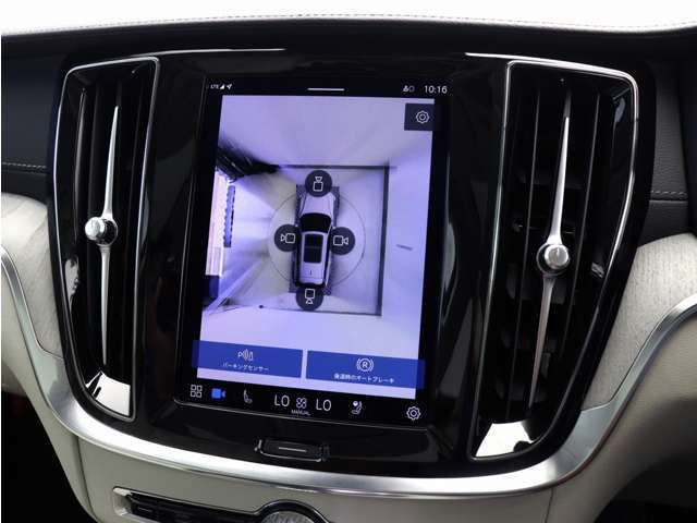 リアカメラによる後方の確認だけでなく、真上から見下ろすバードアイ映像を映し出す360度ビューカメラで、自車周辺の詳細な状況を確認できます。見通しが悪く狭い場所で車を取り回す際には心強い味方となります。