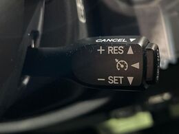 【クルーズコントロール】高速道路もラクラク走行。アクセルを離しても一定速度で走行ができ、長距離運転時の負担を軽減！加速・減速も簡単なスイッチ操作で調整できます。