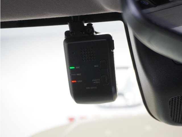 ◆ドライブレコーダー◆映像・音声などを記録する自動車用の装置です。　もしもの事故の際の記録はもちろん、旅行の際の思い出としてドライブの映像を楽しむことができます。
