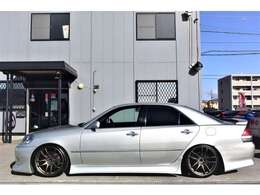 革巻きステアリング　ヘッドライトレベライザー　キーレス　オートエアコン　純正フロアマット