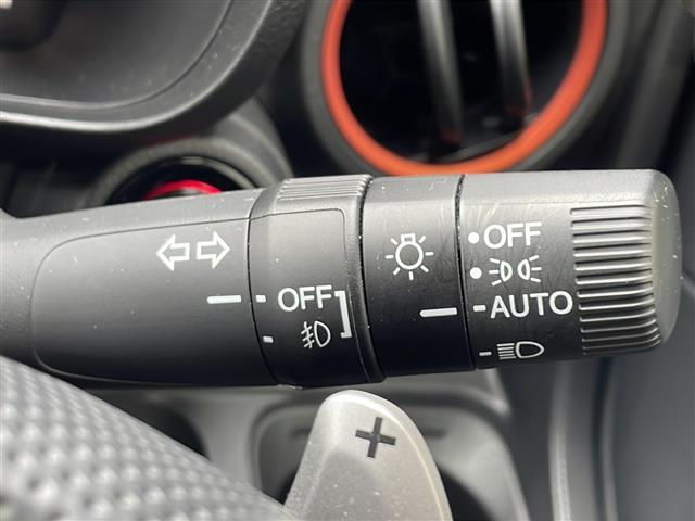 【オートライト（AUTO）】外の明るさをシステムが感知して、自動でヘッドライトが点灯します！ヘッドライトをつけ忘れを防ぐ便利機能です。