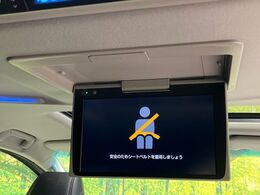 【フリップダウンモニター】大画面モニターで後席でもエンタメをお楽しみいただけます。小さなお子様にも大人気の装備です♪