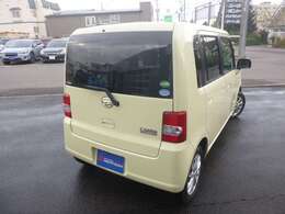 プライバシーガラスは冷暖房効果とプライバシー保護、リアワイパーは視界性アップの快適装備です。