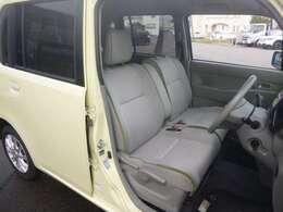 大型アームレスト付ベンチシート。