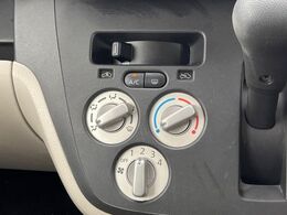 寒い冬も暑い夏も全席に快適な空調を届けてくれる、ダイヤル式エアコンを装備♪