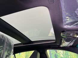 【調光パノラマルーフ】車内の解放感が一気に上がる大型パノラマルーフに調光機能がプラス！日差しが強い時、シェードを閉めなくてもガラスの透明度を調整することで心地よい明るさに♪