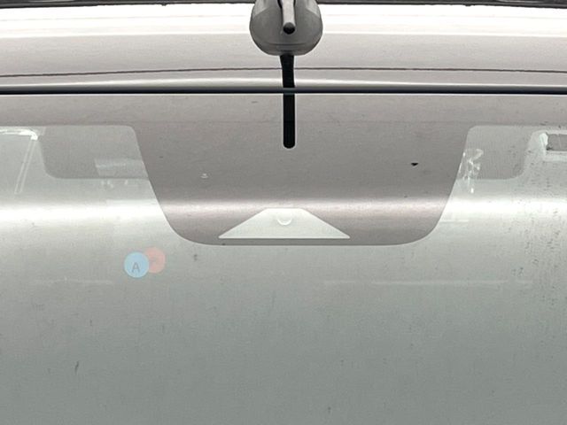 【三菱e-Assist】走行中に前方の車両等を認識し、衝突しそうな時は警報とブレーキで衝突回避と被害軽減をアシスト。より安全にドライブをお楽しみいただけます。