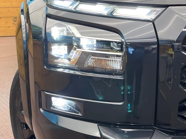 【LEDヘッドライト】悪天候や夜間走行時も良好な視界を確保し安心して運転できる高輝度LEDヘッドライトを装備！点灯速度が早く、消費電力も抑えられています。