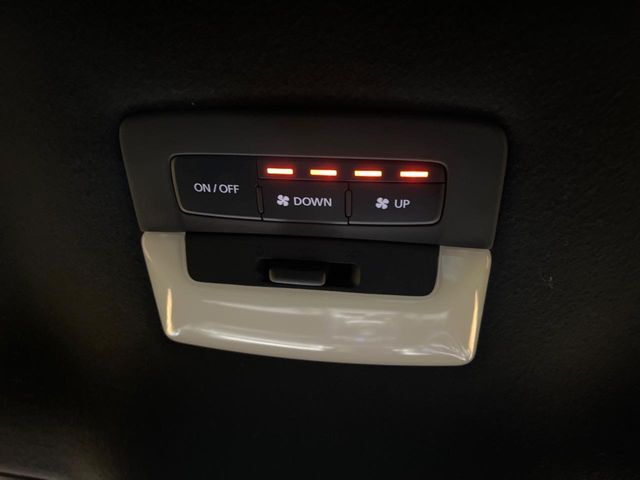 【リアオートエアコン】広い後部座席には必須の機能！風量や温度を自動で調整し前席と同様な車内環境にしてくれるリアオートエアコンを装備。夏の暑さも冬の寒さもストレスなく快適にお過ごしいただけます♪