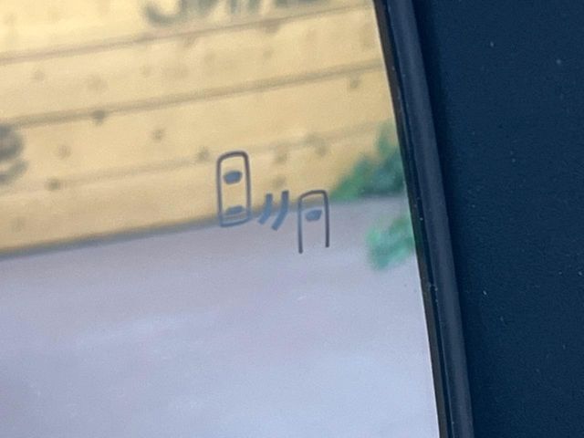 【ブラインドスポットワーニング】走行中、ドアミラーの死角になりやすい箇所に後続車が接近するとサイドミラー付近に警告を表示、ドライバーに注意喚起をしてくれます。