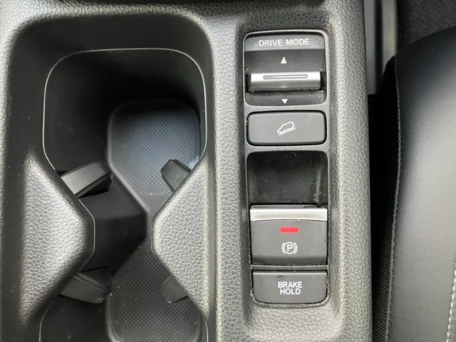最新の電子制御パーキングブレーキ装備！ブレーキホールド機能も装備していますので渋滞時の疲れが軽減されますよ！