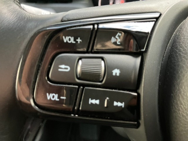 便利なステアリングスイッチも装備！運転中のオーディオ操作も安心です☆彡