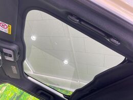 【ガラスルーフ】ガラスルーフ搭載で車内の解放感が一気にアップ！開放的なドライブをお楽しみいただけます。