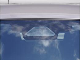 【デュアルセンサーブレーキサポートII】ミリ波レーダー、単眼カメラ、超音波センサーが前方の歩行者やクルマを検知し、衝突事故時の被害を軽減します。