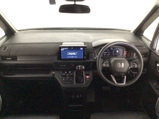 【前方視界】開放的な前方視界！運転がしやすく疲れにくいです♪窓が大きく、見通しがとっても良いおクルマですよ♪