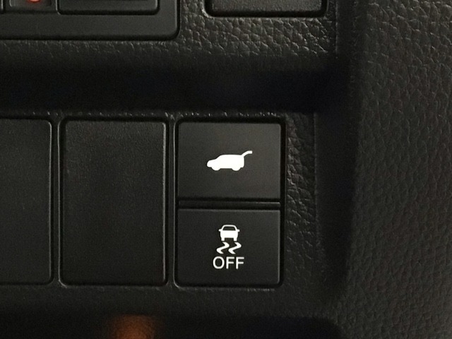 【電動リアゲート】トランクスイッチや純正リモコンなどボタン一つで簡単スムーズに開閉できます♪