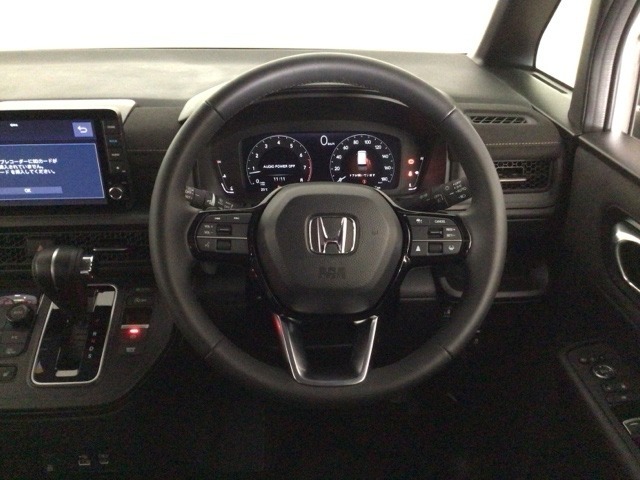 【ハンドル】運転にかかわる様々な操作を安全に行えるように視点移動が少なく操作性に配慮されたスイッチ類が凝縮されたコックピットです。