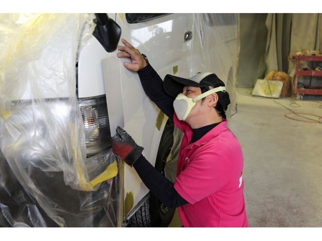 外装の磨きが完了しましたら細かなすり傷や凹み等により塗装が必要な箇所を決定して工場で徹底的に仕上作業を実施します。写真は塗装するための色合わせを行ってる様子です。