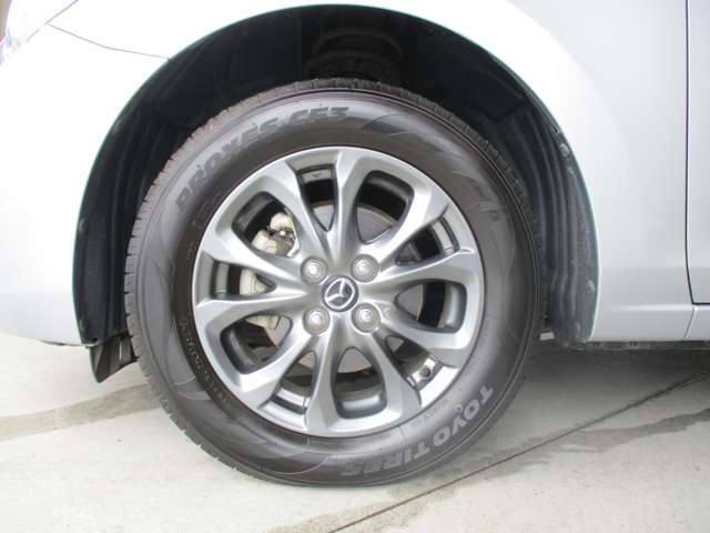 純正15インチアルミホイール付きです。デザイン性と機能面が高くおススメです。