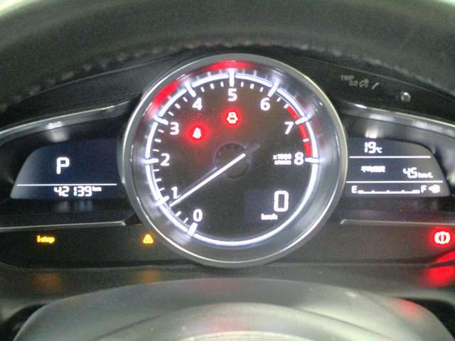 文字盤の数字サイズと配色に徹底的にこだわり、走行中でも瞬時に読み取れる高い視認性を実現しました。