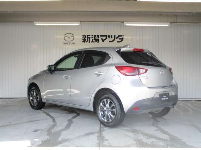 後ろにある障害物をセンサーが検知して、音でお知らせする【パーキングセンサー】が付いています。バックのときに近くに物や壁があると、ピッピッという音で距離を教えてくれるので、安心して駐車できます。