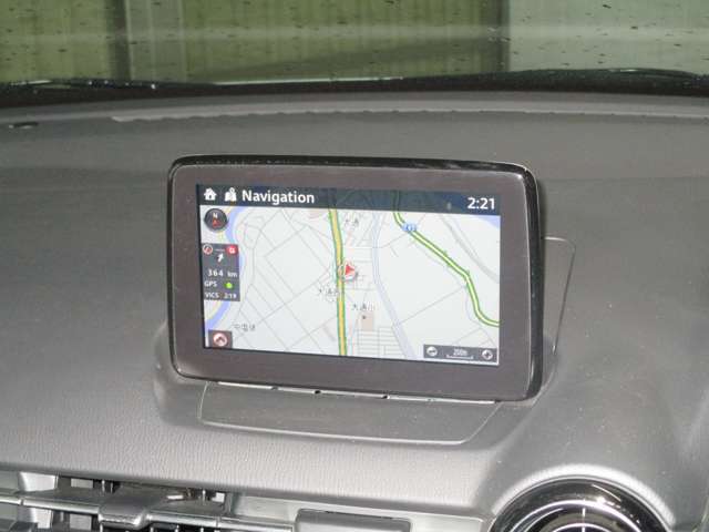 マツダコネクトのモニターは7インチです。この画面より大きくなると、見る位置によって目の焦点が合いにくくなることもあるようです。運転中であれば、見やすいサイズが良いですよね。