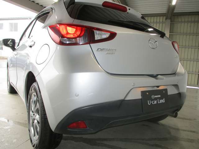 後ろにある障害物をセンサーが検知して、音でお知らせするパーキングセンサーが付いています。バックのときに近くに物や壁があると、ピッピッという音で距離を教えてくれるので、安心して駐車できます。