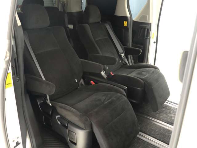 【オットマン付きセカンドシート】最大800mmのロングスライドシートとオットマン機能により足を楽々伸ばす事が可能です！また、ひじ掛けもありますので、快適なドライブをお楽しみいただけます！