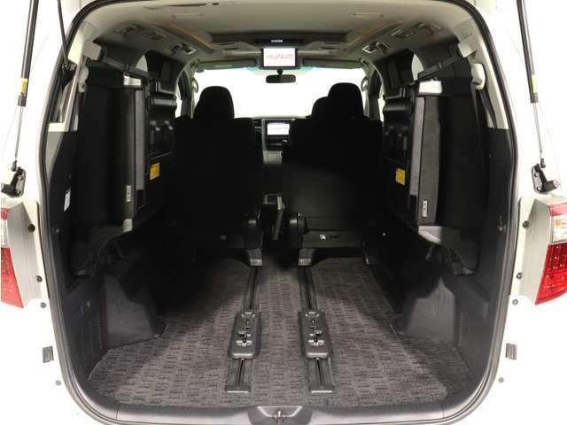 ミニバン最大級のスペース！ご家族、お友達とのキャンプやバーベキューほか、お仕事でも十分な容量が有ります！