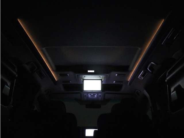 夜間に室内を照らしてくれるルームライトです