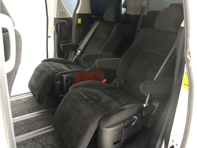 【オットマン付きセカンドシート】最大800mmのロングスライドシートとオットマン機能により足を楽々伸ばす事が可能です！また、ひじ掛けもありますので、快適なドライブをお楽しみいただけます！