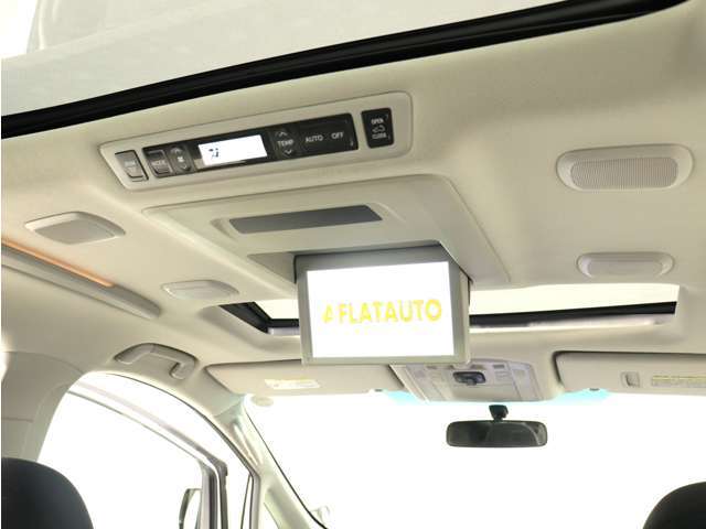 【電動後席モニター】プレミアムサウンド専用！電動開閉後席フリップダウンモニターです。5.1chサウンド、18スピーカーの専用音響システムとなり、人気の装備になります。