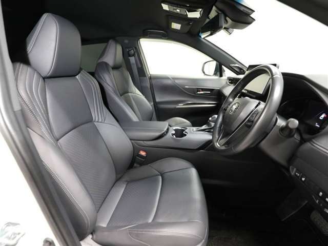 ゆったり室内で運転もしやすいです♪使い勝手の良い配置も考えられています！！