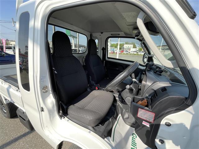 運転席の画像です。店舗にて現車の確認もいただけますので、お電話で在庫のご確認の上是非ご来店くださいませ！！！