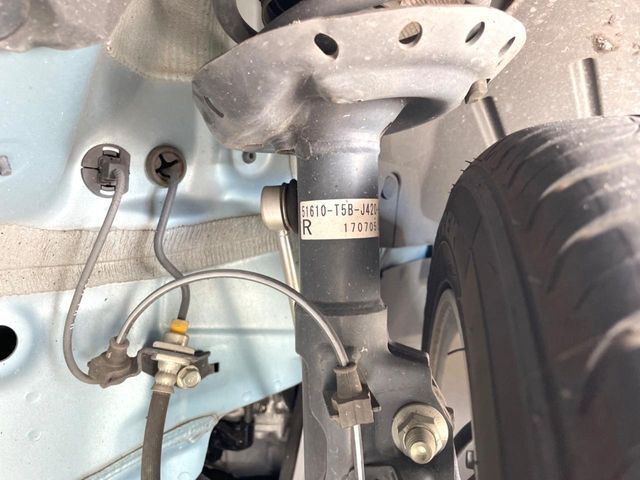 お車を安心してお乗りいただく為には、足回りの定期点検が欠かせません。サービスサポート（有償保証）では無料点検もご提供しており、安心のカーライフをお過ごしいただけるサポート体制が整っています。