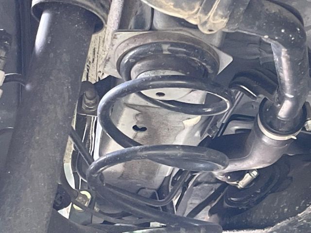 お車を安心してお乗りいただく為には、足回りの定期点検が欠かせません。サービスサポート（有償保証）では無料点検もご提供しており、安心のカーライフをお過ごしいただけるサポート体制が整っています。